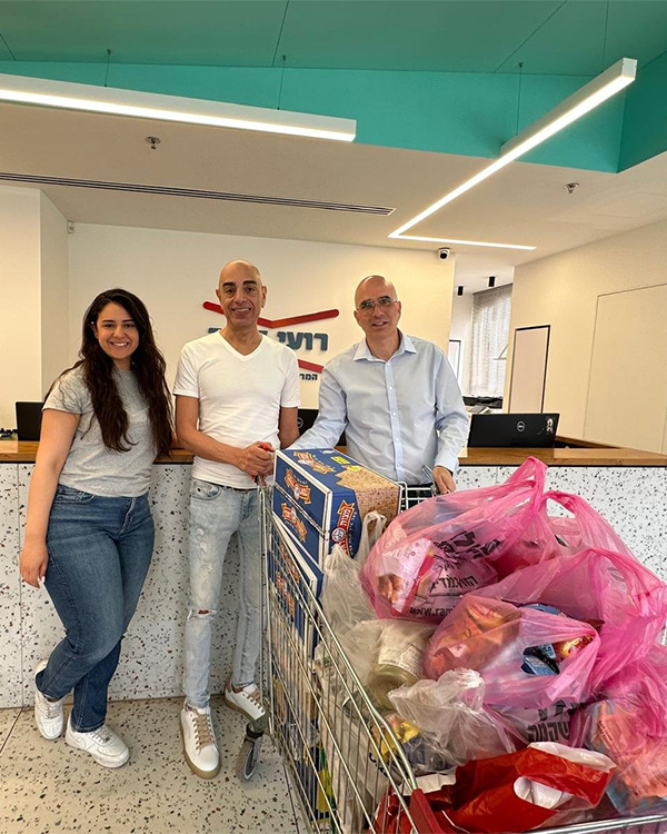 _0001_Helping Others with Solidarity